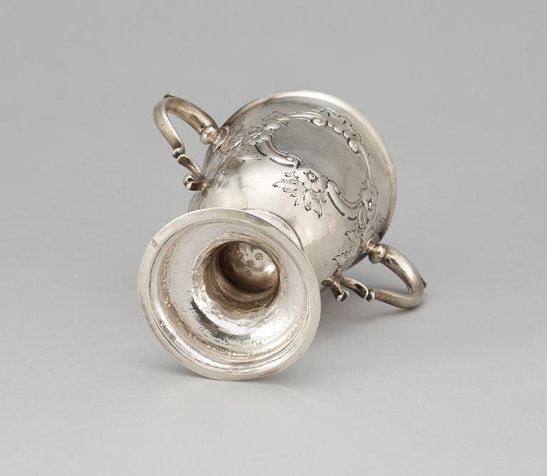 POKAL med hänklar, silver. W&R Peaston, London 1771.