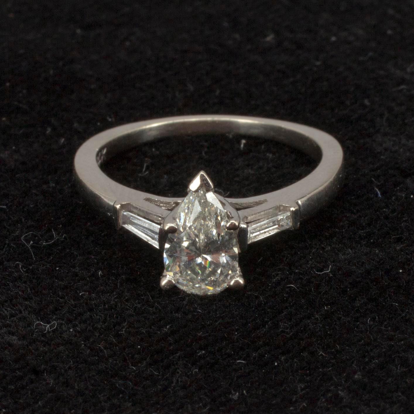 RING, 14 K vitguld. Droppslipad diamant ca 0.80 ct. Vikt 2,5 g.