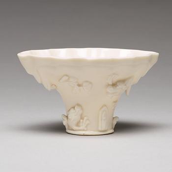 VINOFFERBÄGARE, blanc de chine. Qingdynastin, Kangxi (1662-1722).