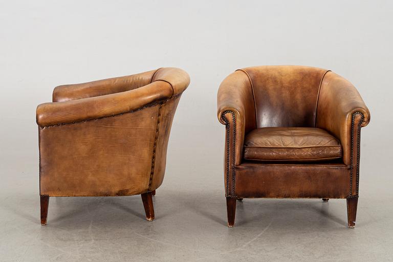 A PAIR OF LEATHER ARMCHAIRS.