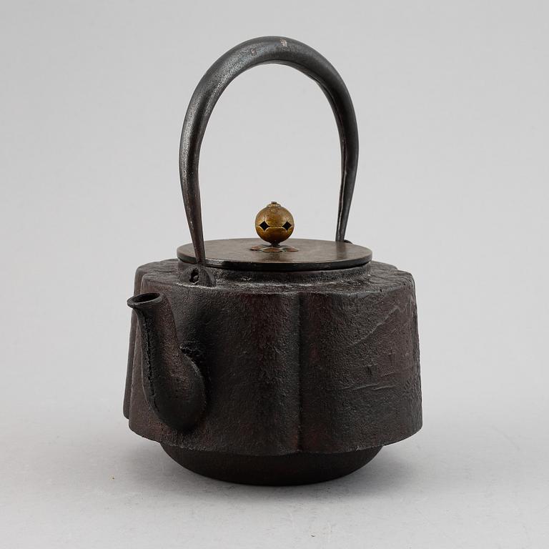 Tekanna, järn och kopparlegering. Japan, Meiji (1868-1912).