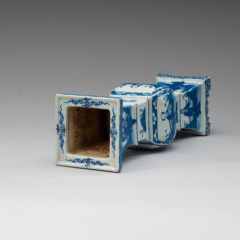 A blue and white vase, late Qing dynasty, 19th century.