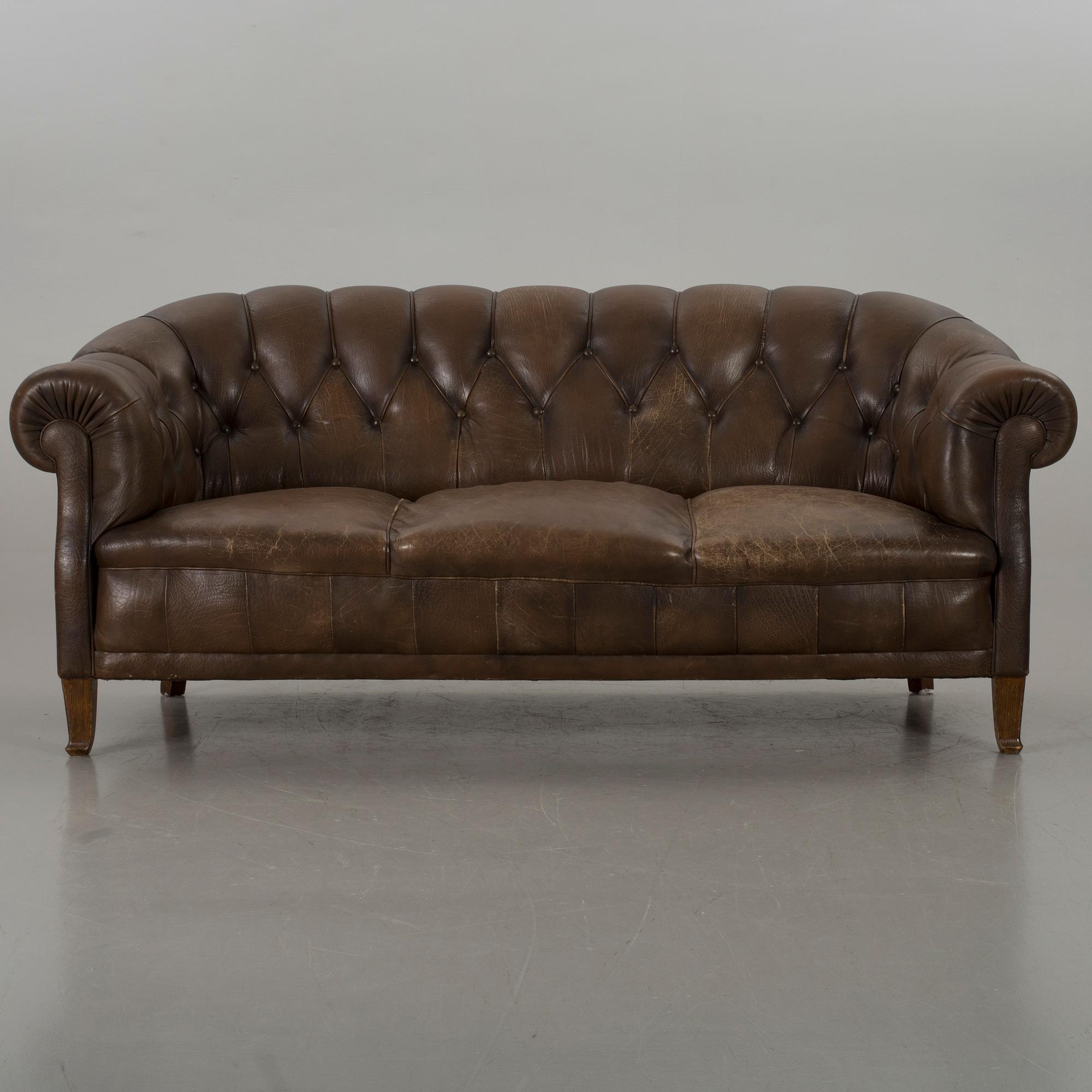A CHESTERFIELD SOFA 20TH CENTURY.