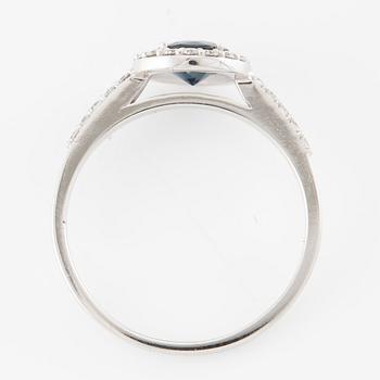 Ring in 14K white gold with a sapphire and brilliant-cut diamonds.