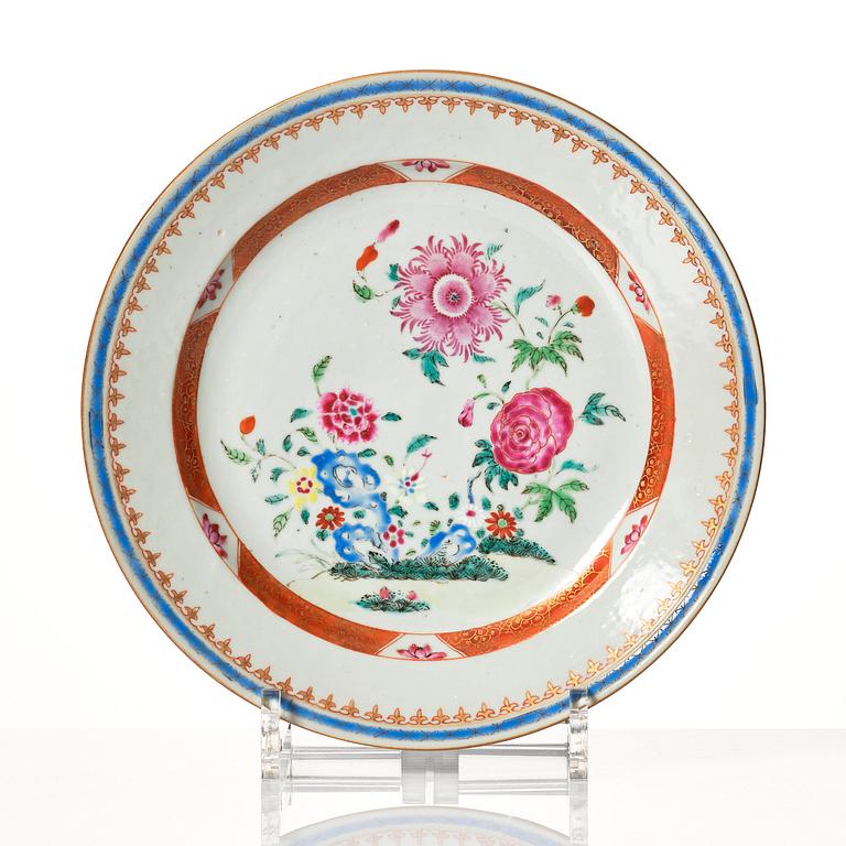 Tallrikar, 12 stycken samt ett fat, kompaniporslin. Qingdynastin, Qianlong (1736-95).