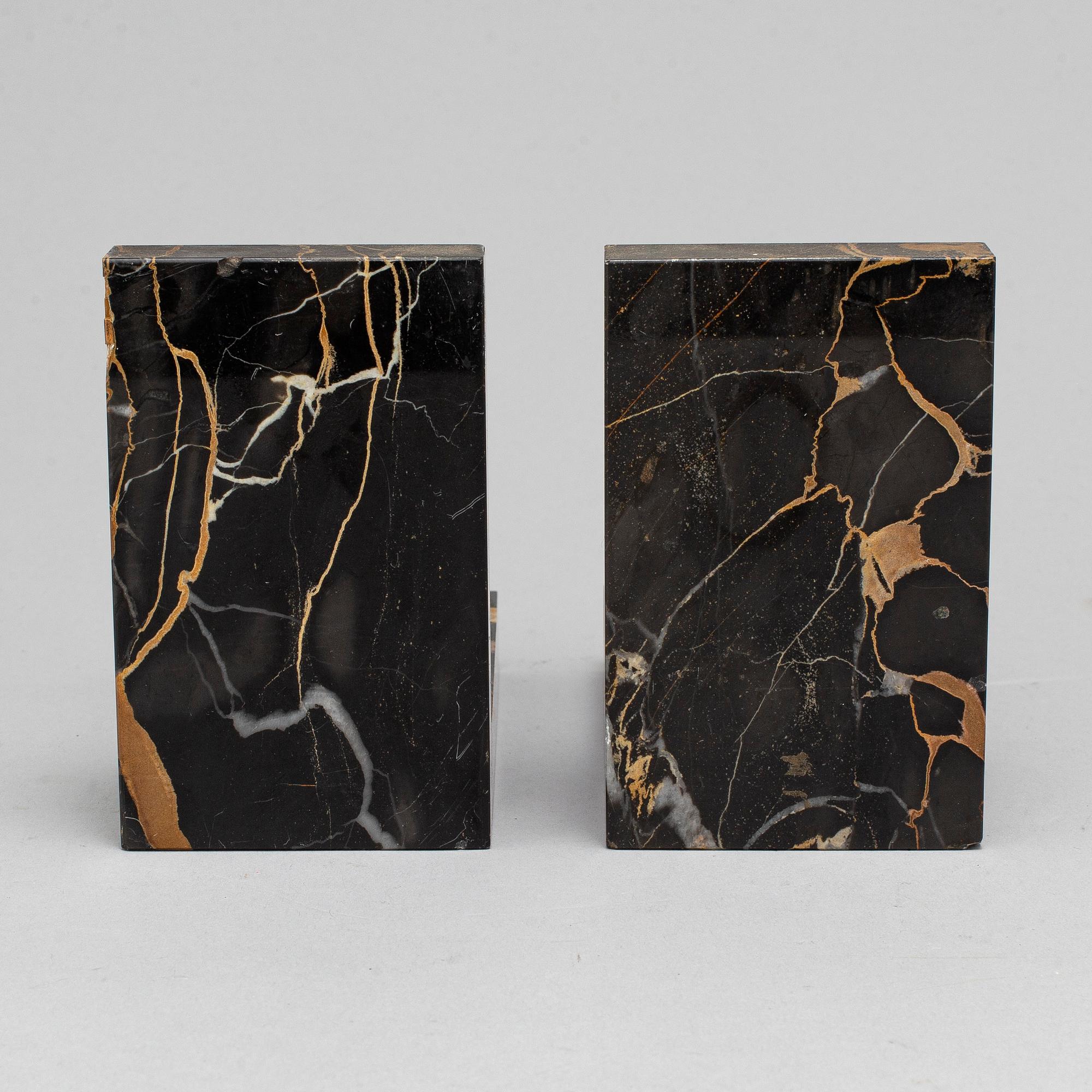 BOKSTÖD, ett par, patinerad metall och marmor, art déco, 1930-tal.