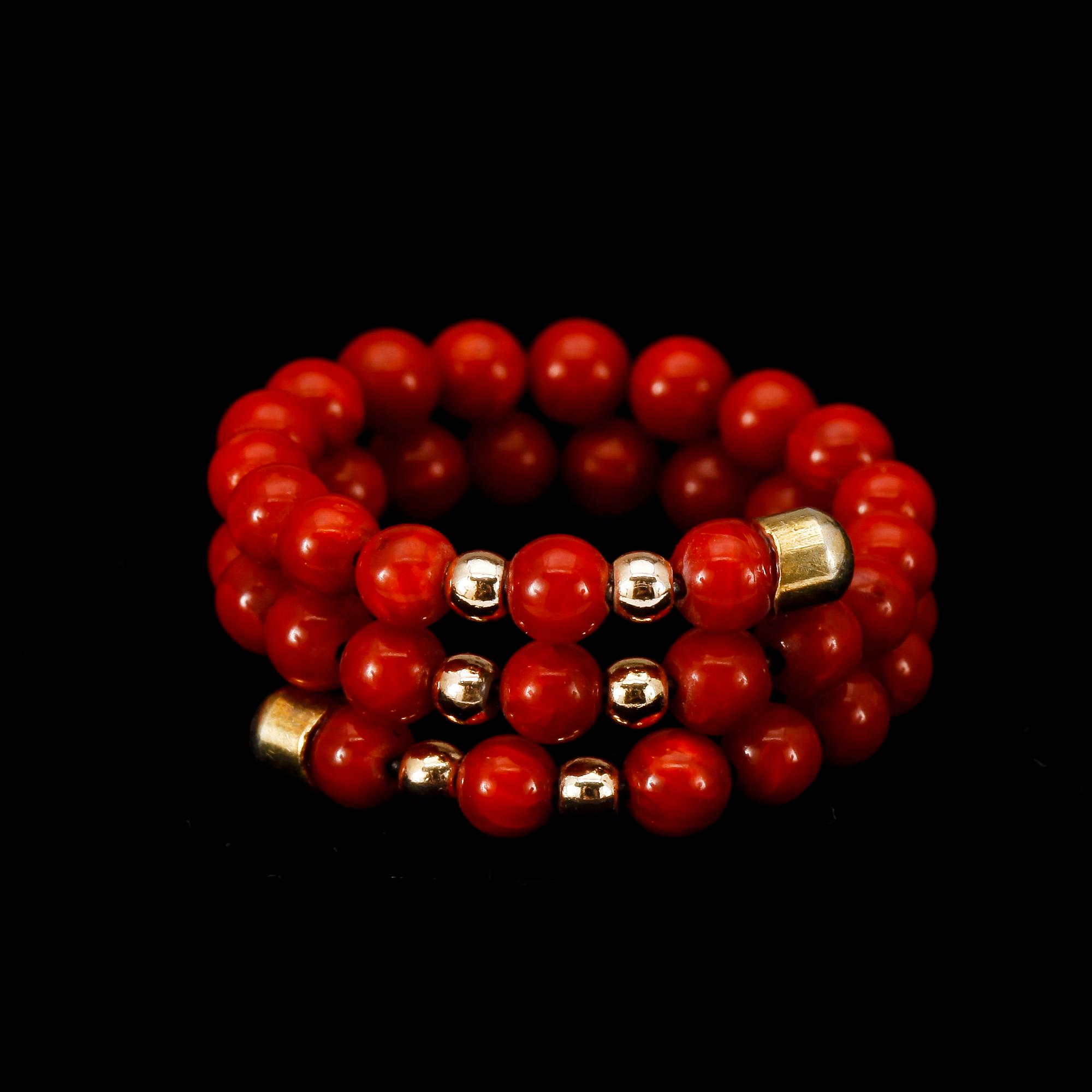 GARNITYR, 3 delar, korall, 1900-tal.