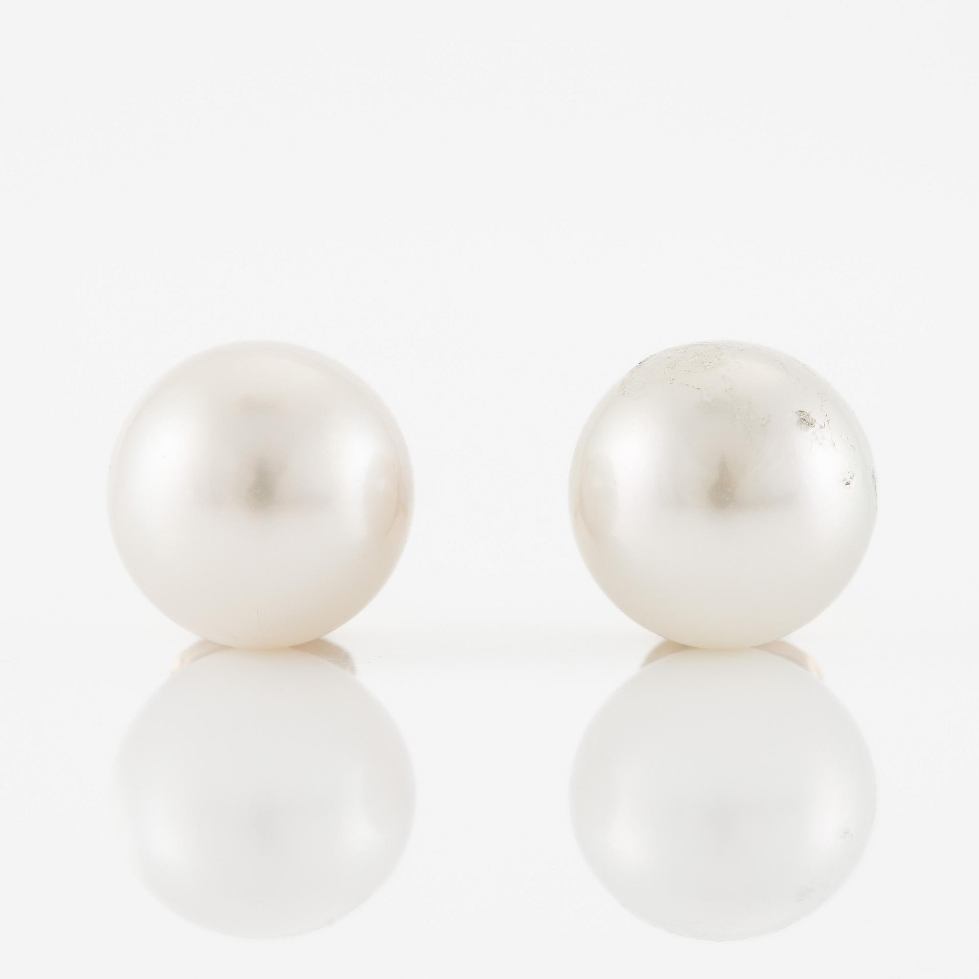 Örhängen 18K guld med odlade akoyapärlor.