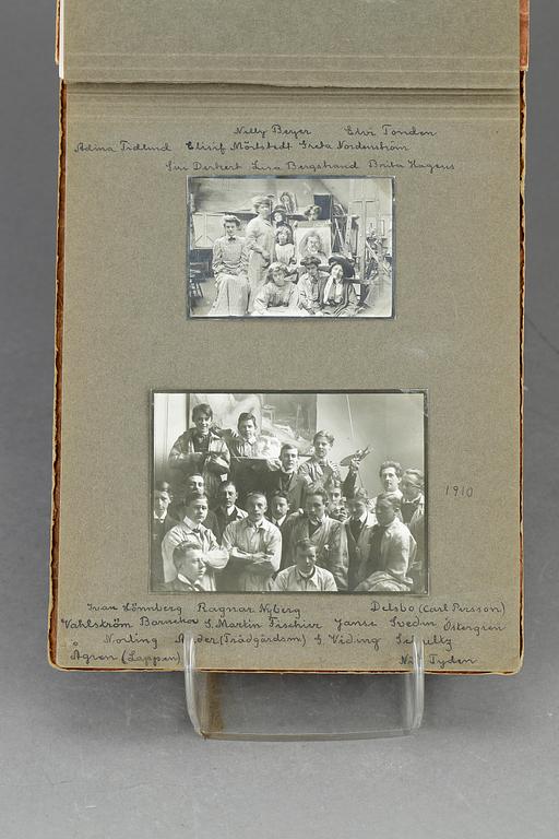 FOTOGRAFIALBUM, från Caleb Althins konstskola i Stockholm, 1910-20-tal. 34 inklistrade fotografier i varierande storlek.