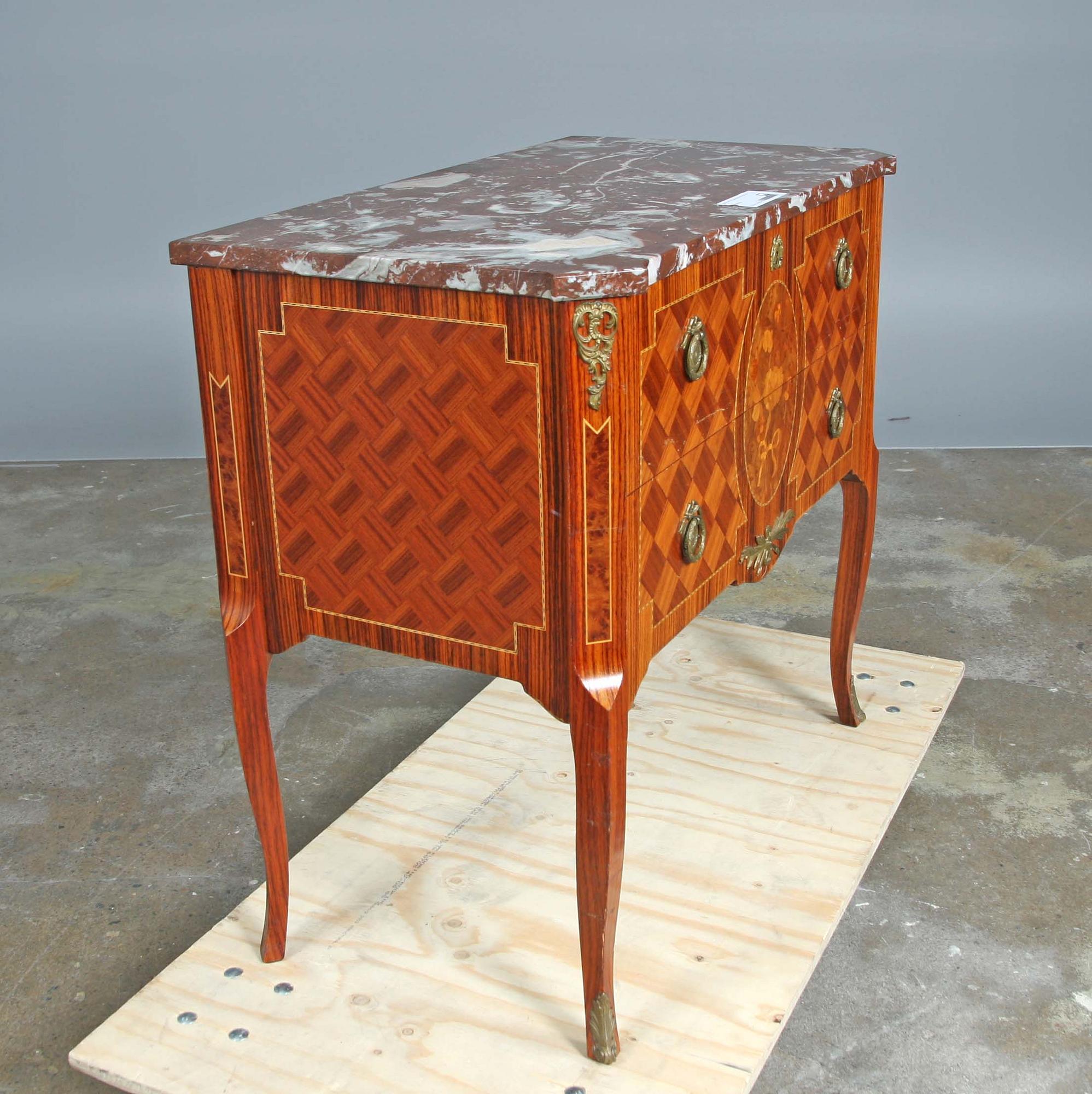 BYRÅ, gustaviansk stil, 1900-tal.