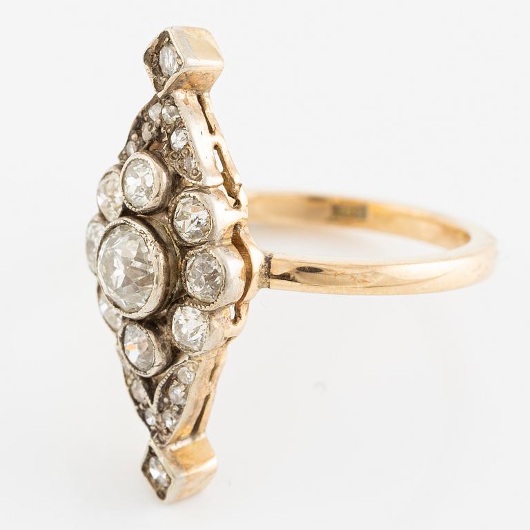 Ring in 18K gold set with old-cut diamonds, circa 1900.