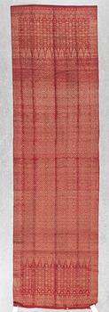 TEXTIL/BRODYR, troligen Indonesien 293 x 82 cm.