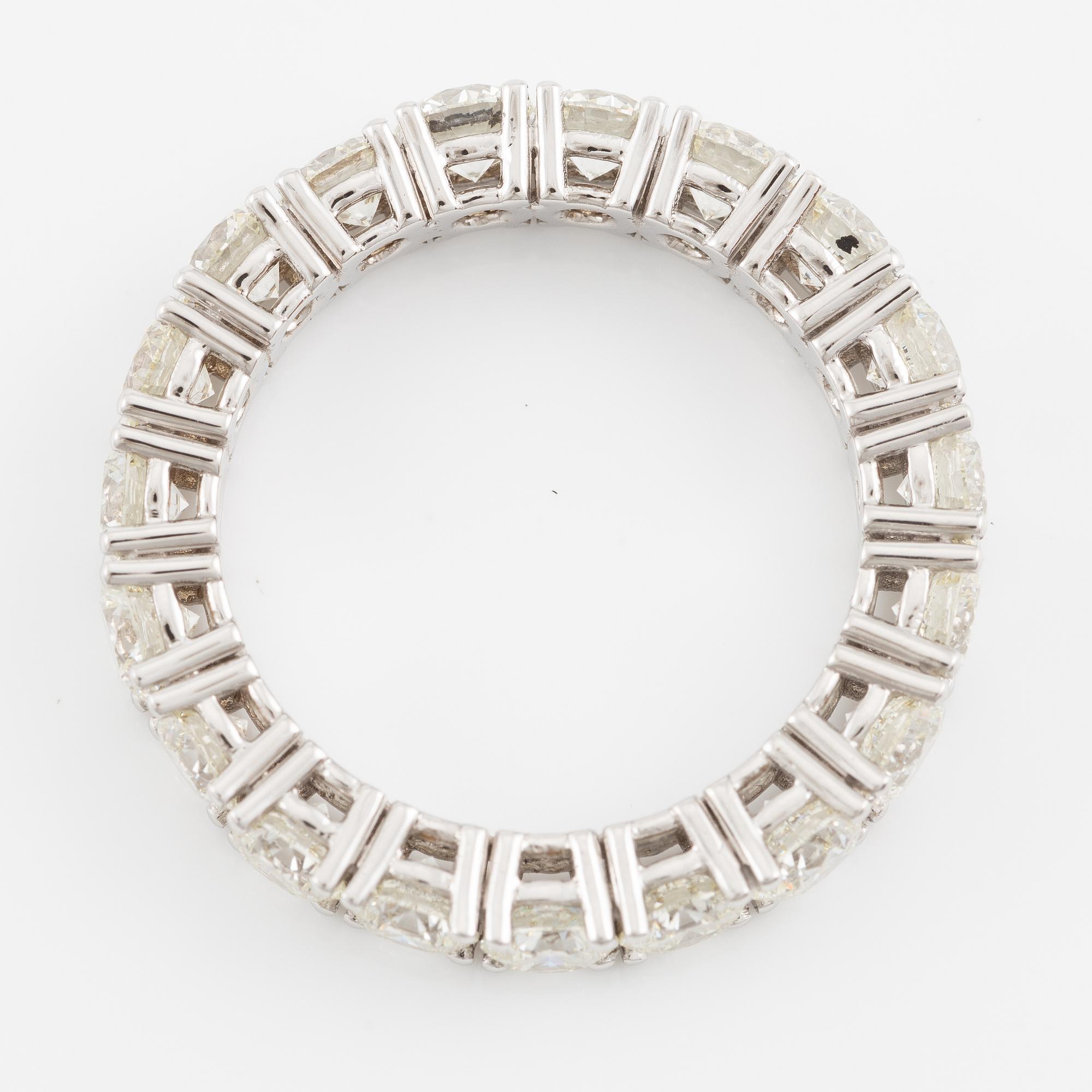 Ring helallians, 18K vitguld med briljantslipade diamanter.