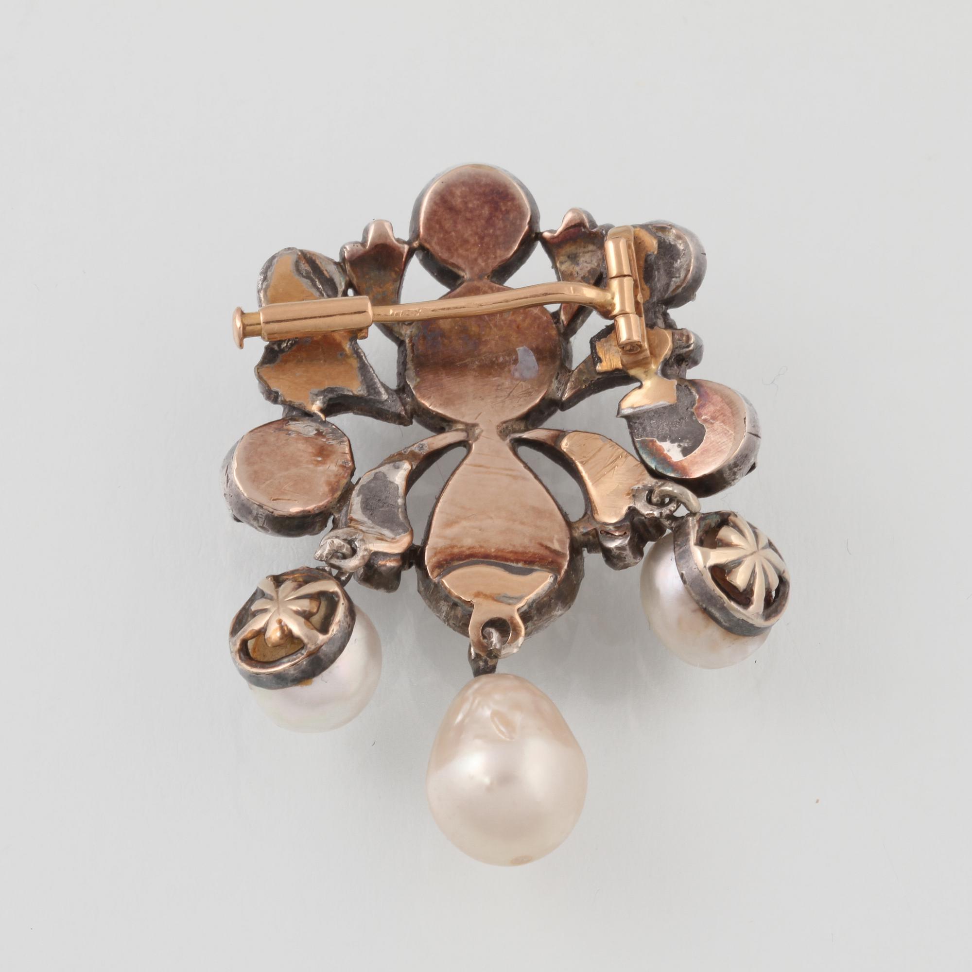 BROSCH, 18K guld samt silver med rosenslipade diamanter samt 3 odlade pärlor. Vikt 11,5 gram.