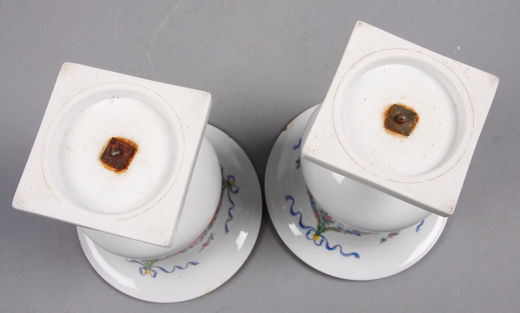 URNOR, ett par. Porslin, 1800-tal.