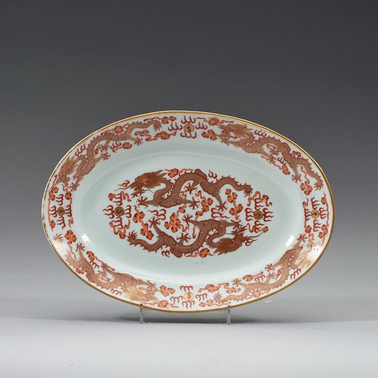 Two five-clawed dragon dishes, late Qing dynasty circa 1900, with mark.