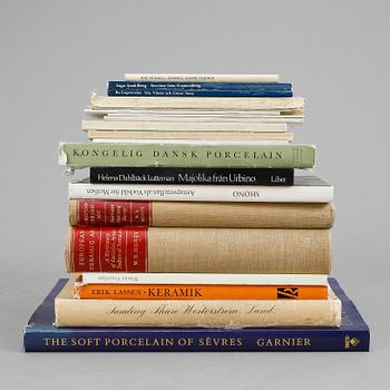 BÖCKER, 15 stycken, främst europeisk keramik och porslin.