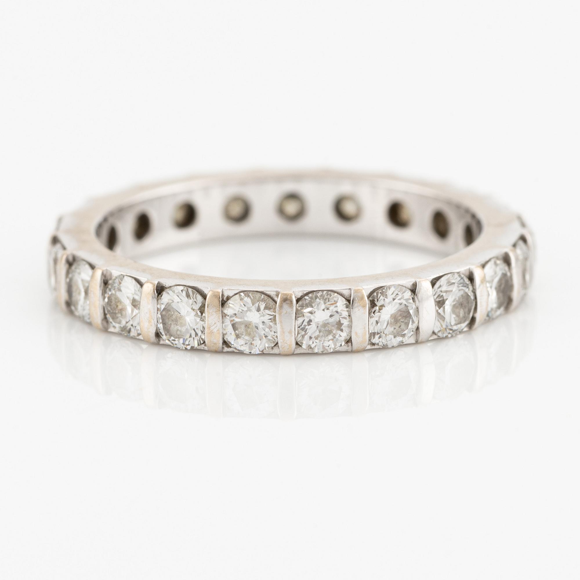 Cartier alliance ring in white gold with round brilliant cut diamonds. Bukowskis