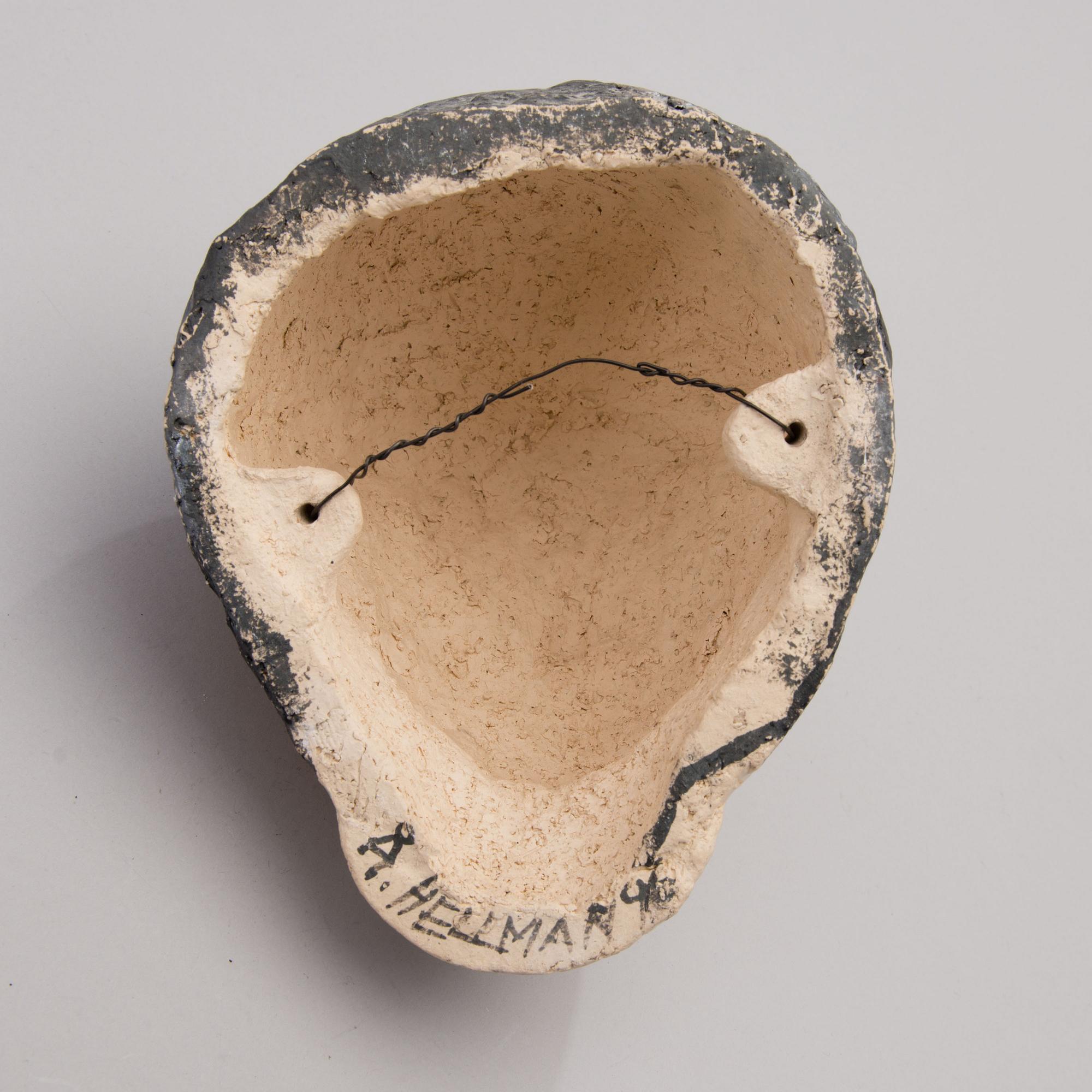 ÅSA HELLMAN, SKULPTUR / MASK, keramik, signerad och daterad 96.