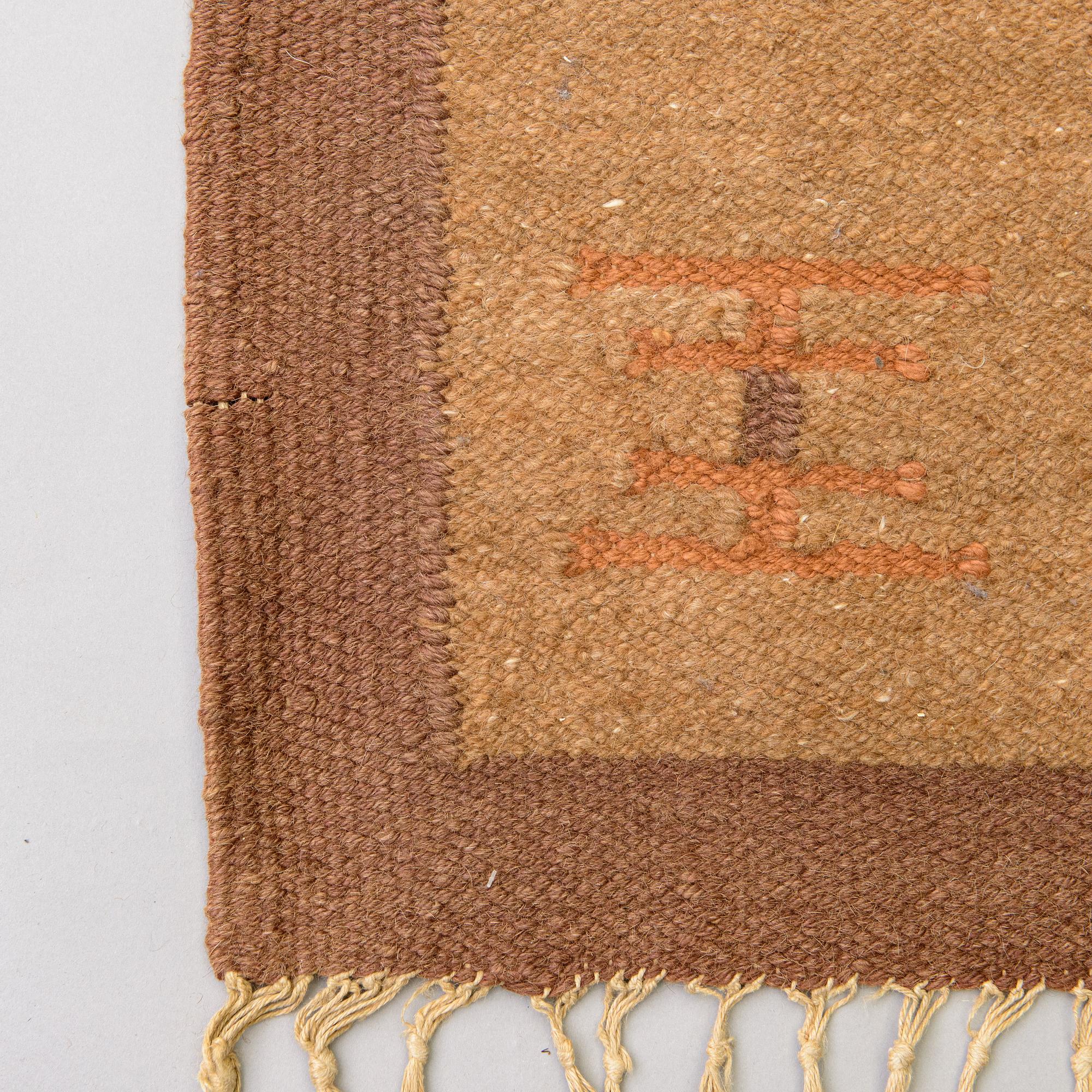 A 1920s Finnish flat weave carpet probably for Kotiteollisuus Oy Orkamo. Circa 340x245 cm.