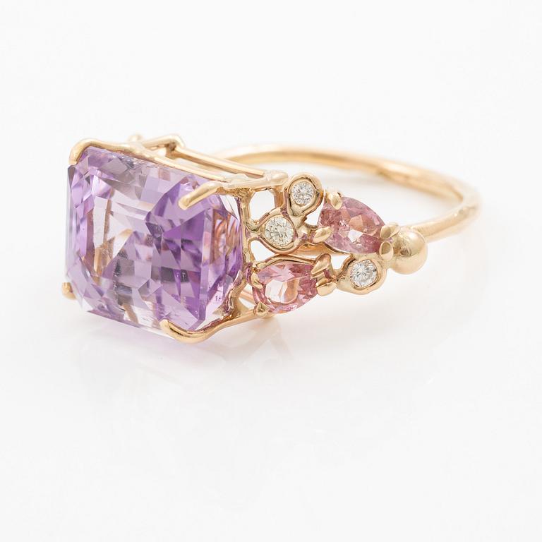 Ring, Mandelstam, 18K gold with kunzite, brilliant-cut diamonds and tourmalines.