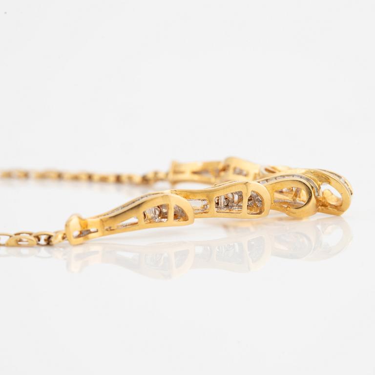 Collier, 18K guld med baguetteslipade diamanter.