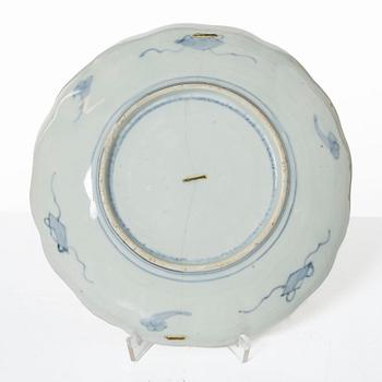 Tallrikar, 12 stycken, samt serveringsfat, imari, porslin, Japan Meiji/tidigt 1900-tal.