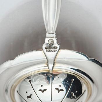 Georg Jensen, a sterling silver serving spade, a sandwich tong and a tea strainer, 3 pcs, Copenhagen after 1945 and one 1925-1932.