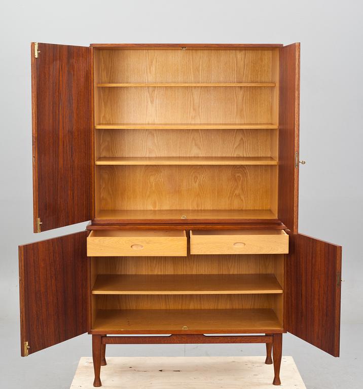 SKÅP. "Krus" Yngve Ekström, märkt Westbergs Möbler AB i Tranås, 1950-tal.