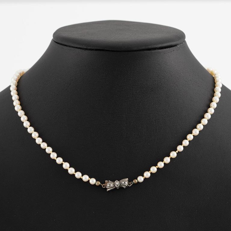 Pearl necklace, two cultured pearls, clasp silver.