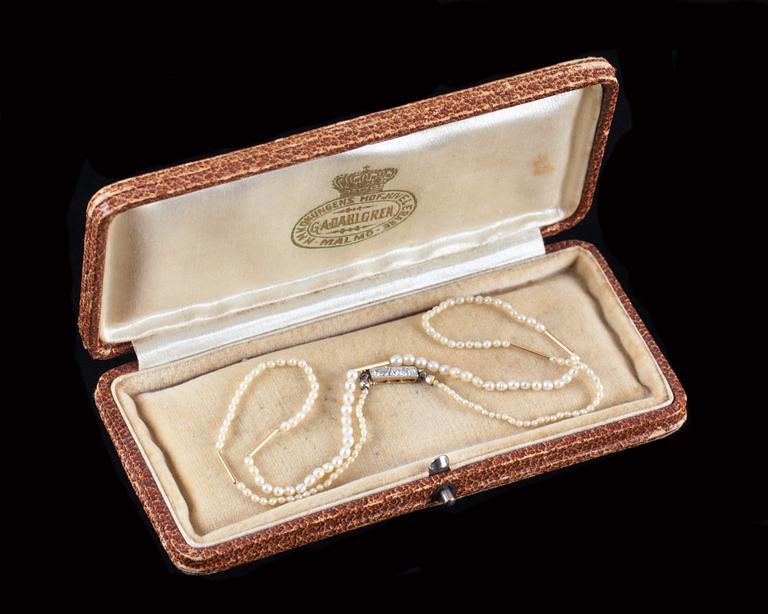 COLLIER, orientaliska pärlor med lås i 18k guld med 5 åttkantslipade diamanter. Gustav Dahlgren, Malmö 1917.