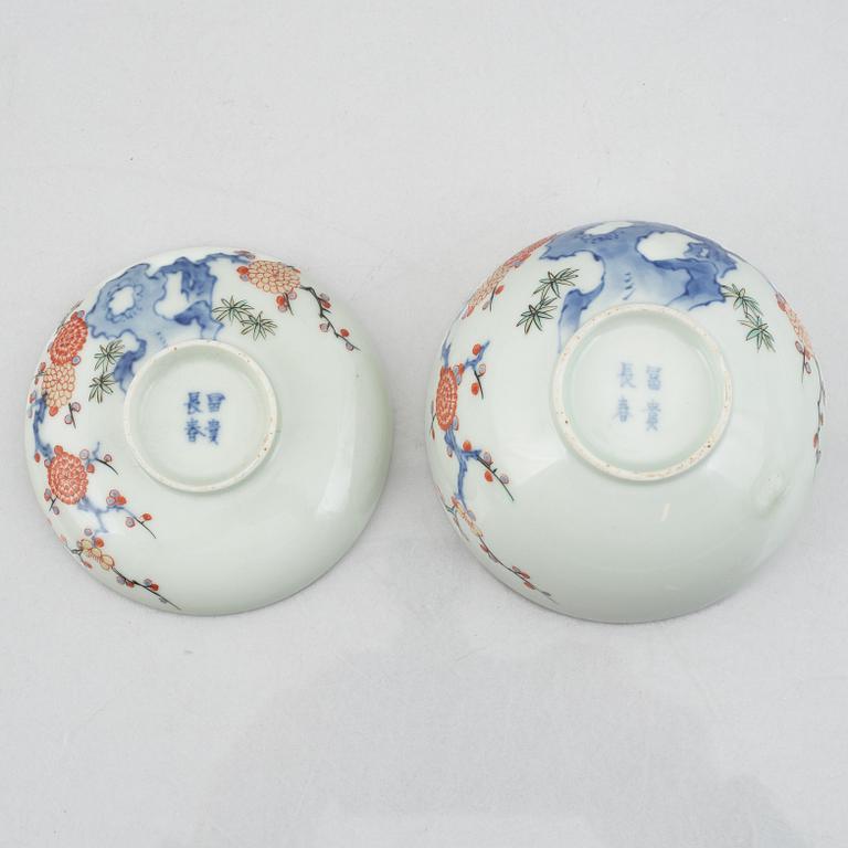 Skålar med lock, fyra stycken, samt tre fat, porslin, Fuki-Chosun, Japan, Meiji/Taishō (1868-1926).