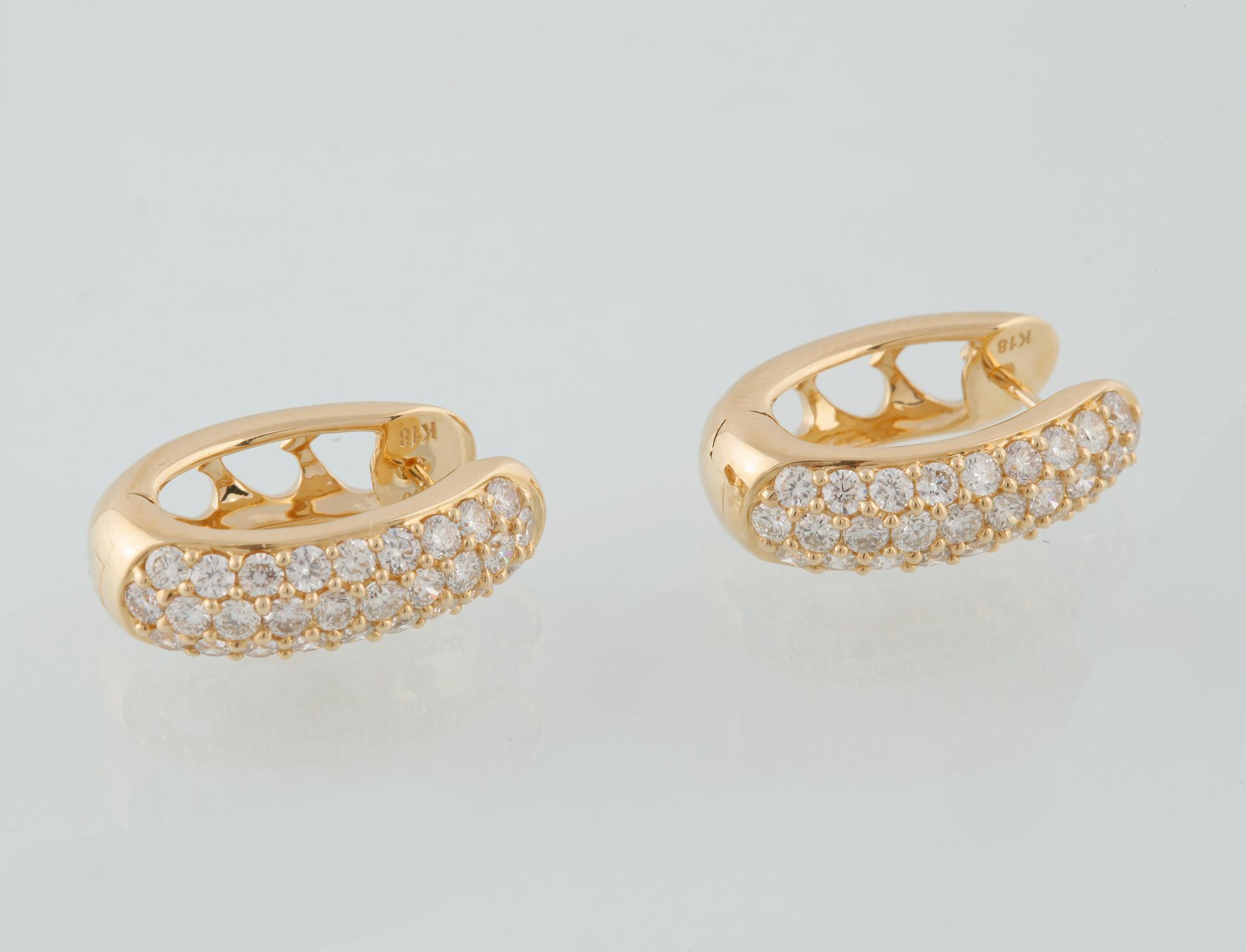ÖRHÄNGEN, 18K guld med 56 briljantslipade diamanter, 1.44 ct.  Vikt 7,1 gram.