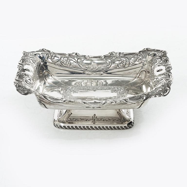 An English silver bowl, mark of John Round & Son Ltd, Sheffield, 1897.