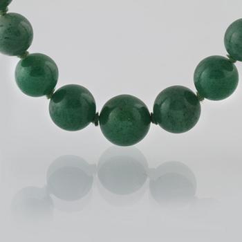 COLLIER, jade, lås i vitmetall med odlad pärla.