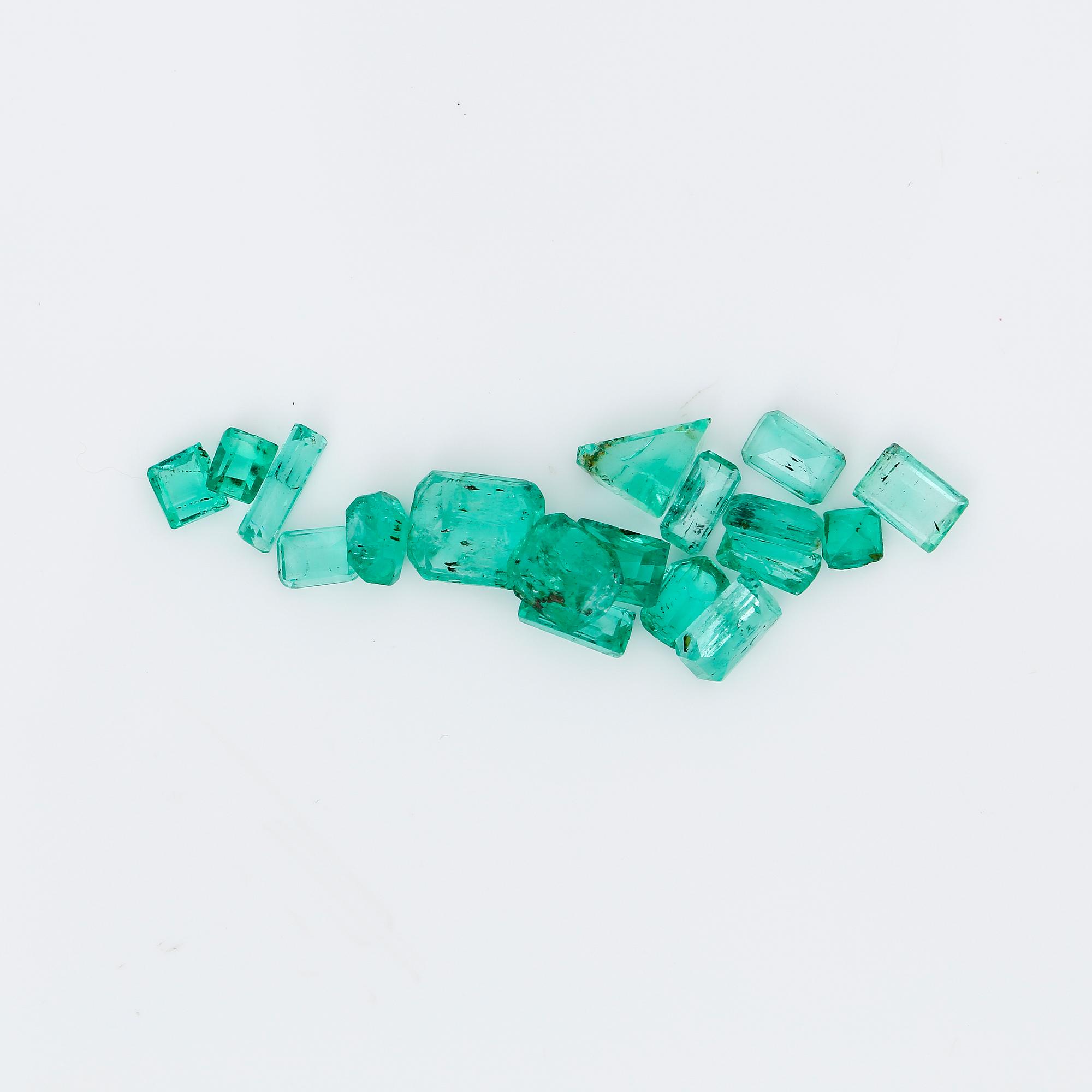 PARTI SMARAGDER, 18 st, olika slipningar. Vikt ca 3,75 ct.