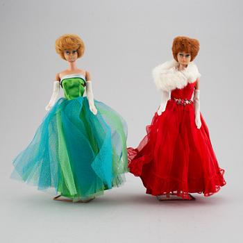 A collection of two Mattel 1960's Barbiedolls with accessories.