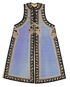 1185. A CHINESE VEST, silk. Height 140 cm. Around 1900.