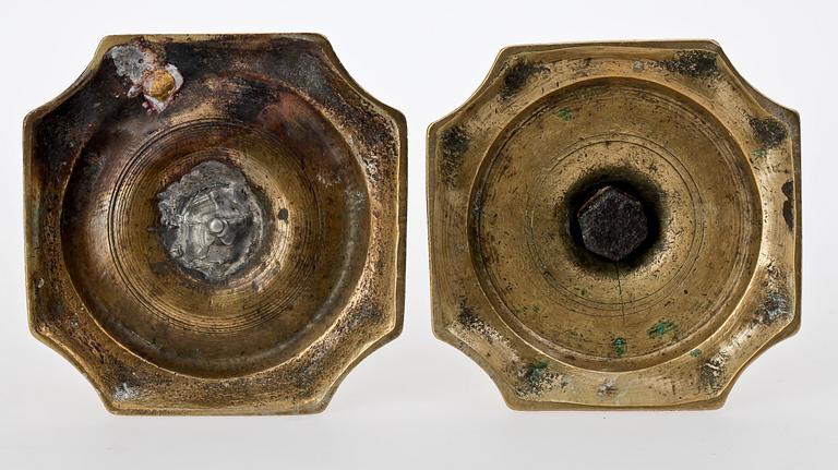 LJUSSTAKAR, ett par, mässing. Barock, 1700-tal.