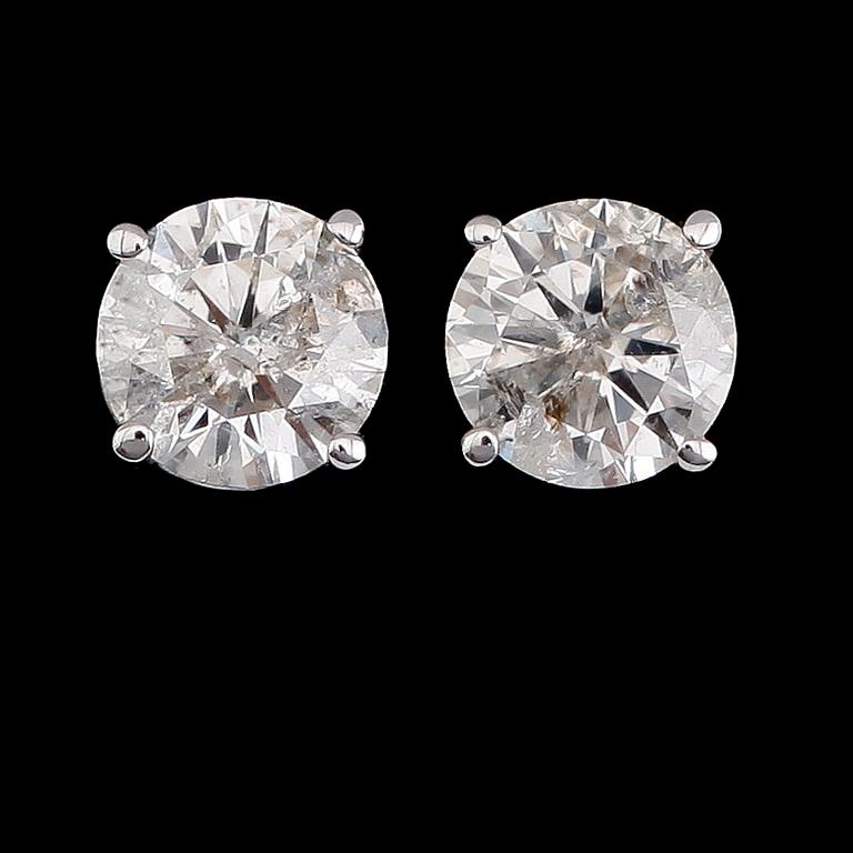 ÖRHÄNGEN, 1 par, 14 k vitguld, solitära briljantslipade diamanter tot ca 1.50 ct.