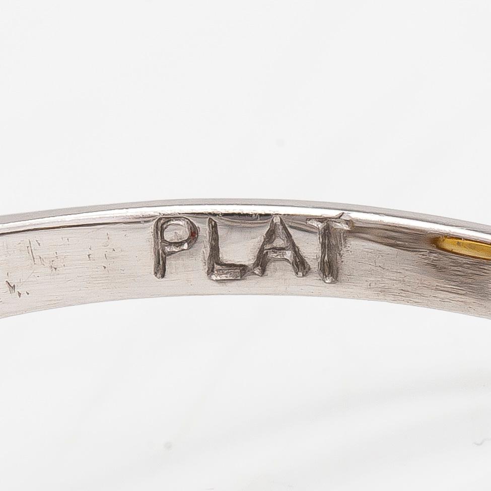 Sormus, platinaa, ovaalinmuotoinen keltainen safiiri sekä timantteja yht. noin 0.30 ct.
