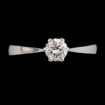 RING, 18 k vitguld och briljantslipad diamant 0.41 ct enligt gravyr, svenska stämplar 1975. Total vikt ca 3 g.