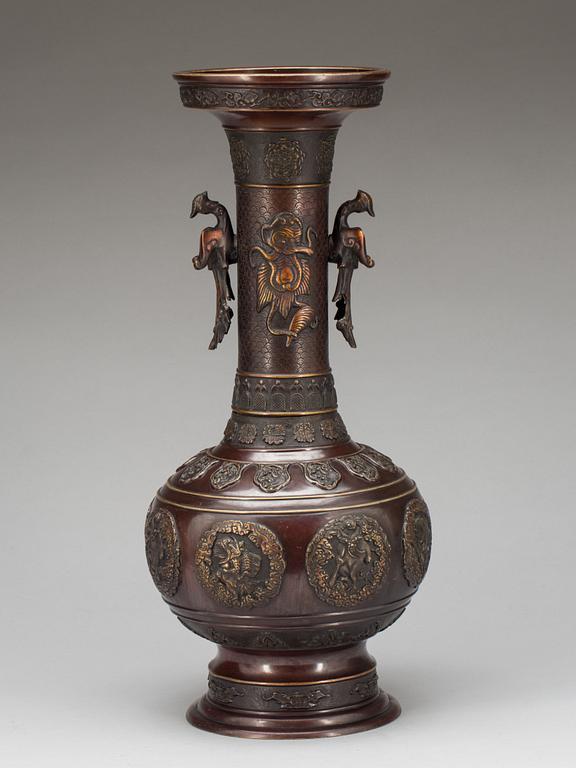 GOLVVAS, brons, Japan, 1900-talets början.