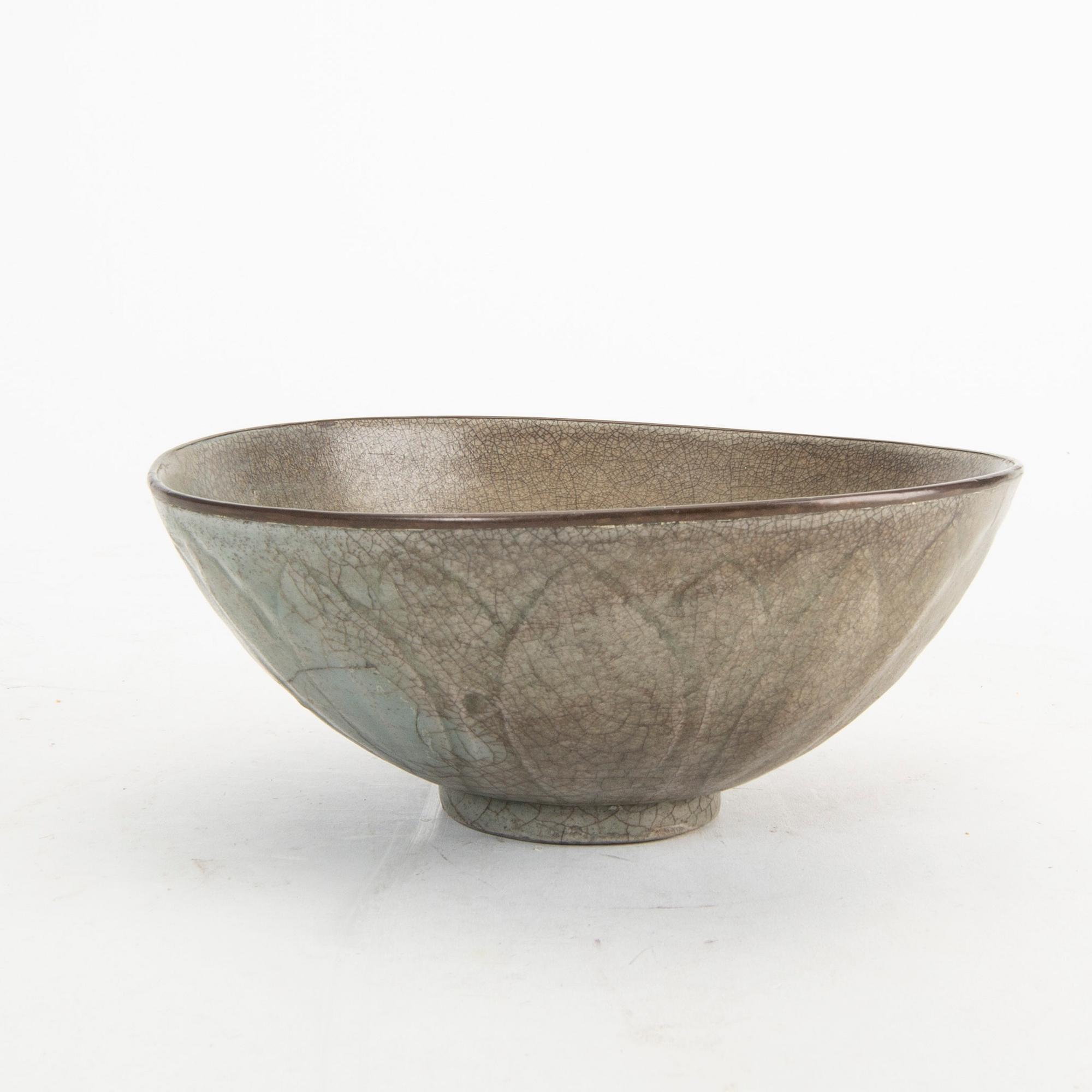 A celadon ge glazed bowl, Ming dynasty (1368-1643).
