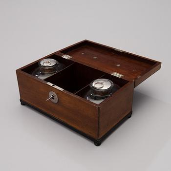 A MAHOGANY TEA BOX WITH SILVER FITTINGS. Silverfittings by Petter Wikström, Härnösand 1811.