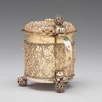 Johan Friedrich Straub, miniatyrdryckeskanna, silver, Karlstad (1674-1713).