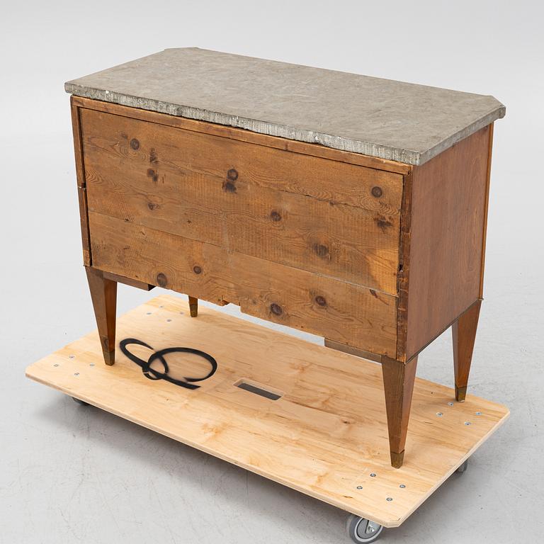 Chest of drawers, Gustavian style, first half of the 19th century.