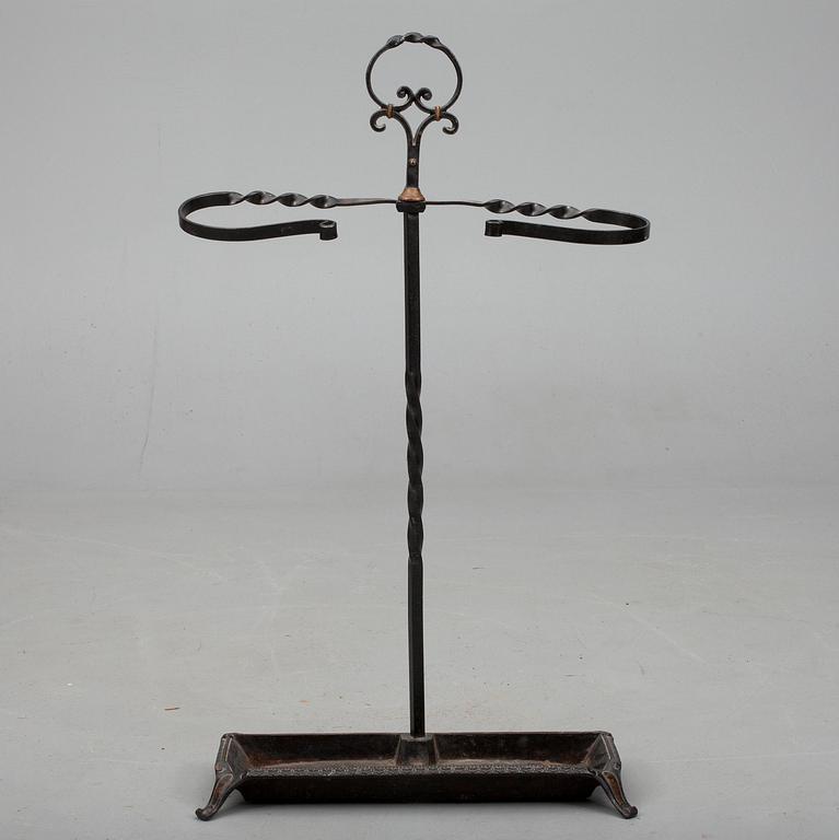 BRASSKYDD / PARAPLYSTÄLL, järn, 1900-talets slut.