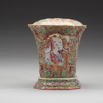 A famille rose Canton tulip vase with cover, Qing dynasty, 19th Century.