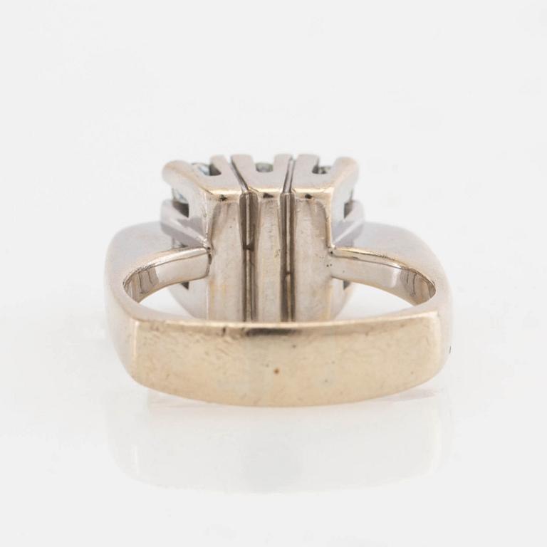 Ole Lynggaard, ring, 14K guld med runda brilliantslipade diamanter.